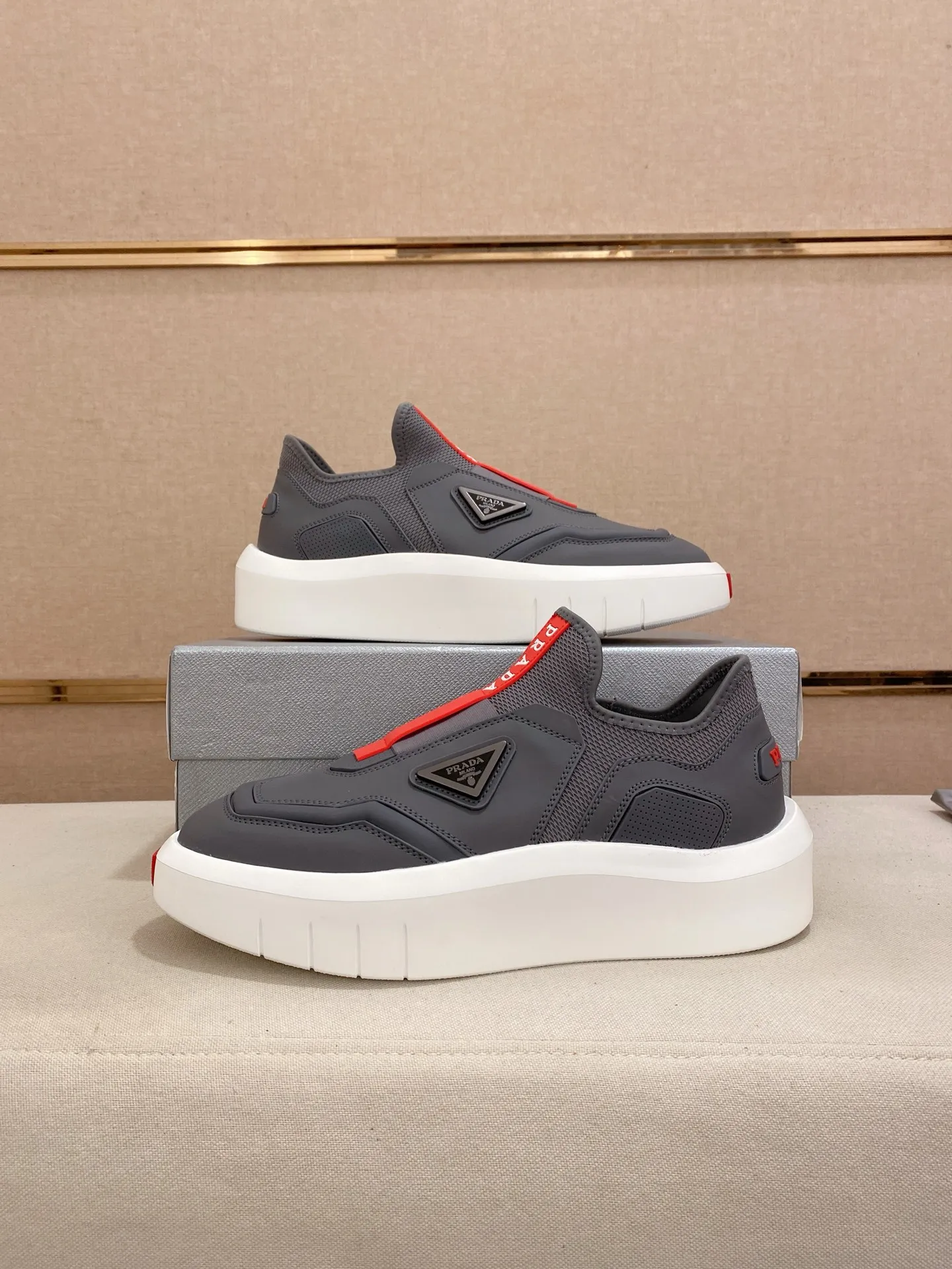 Men's shoes 💰 620💰 ✔️✔️✔️High-quality new PRADA counters are launched simultaneously, new men's shoes, 😘fabrics are selected from breathable fly-knit fabrics. Lining: Imported cowhide leather lining. 👍🏿High-end☄️Open-molded non-slip rubber outsole, exquisite lines, simple and elegant, comfortable and high-end for leisure travel. Code number: 38 to 45
